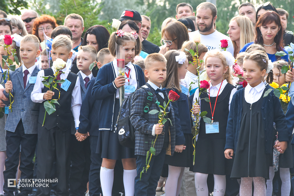 1 сентября линейка в третьей школе Солигорска