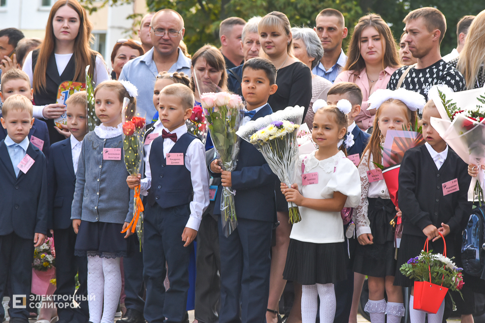1 сентября линейка в третьей школе Солигорска