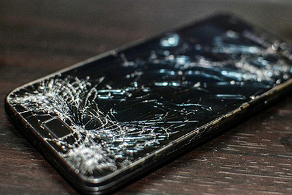 Показалось, что его снимают. 67-летний мужчина разбил чужой смартфон