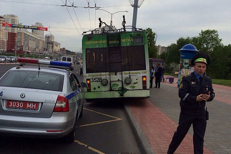 В Минске троллейбус из-за отказавших тормозов на остановке врезался в маршрутку