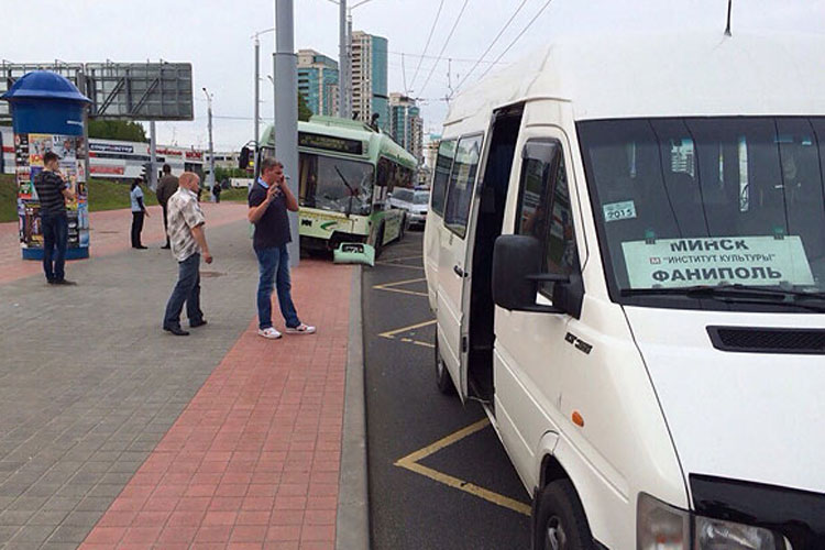 В Минске троллейбус из-за отказавших тормозов на остановке врезался в маршрутку