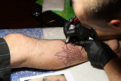 Как бьют татуировки в подпольных условиях