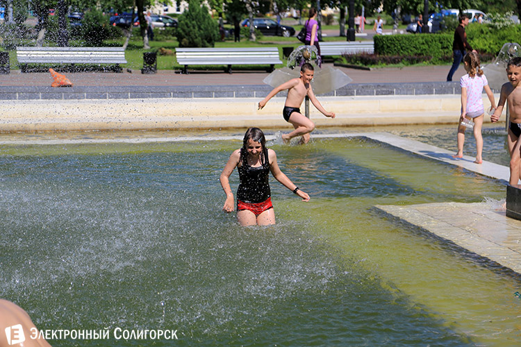 купание в фонтане в Солигорске