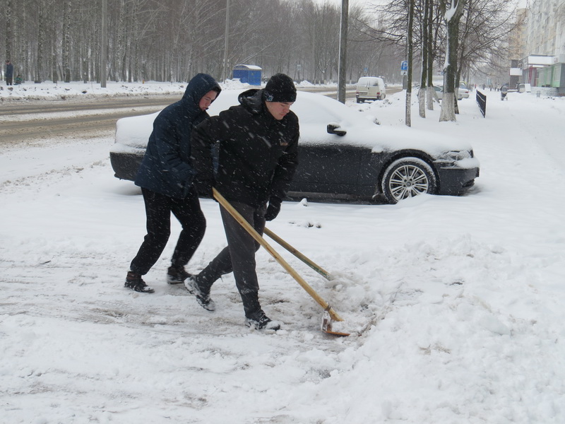 в Солигорске убирают снег