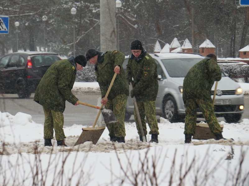 солдаты убирают снег в Солигорске
