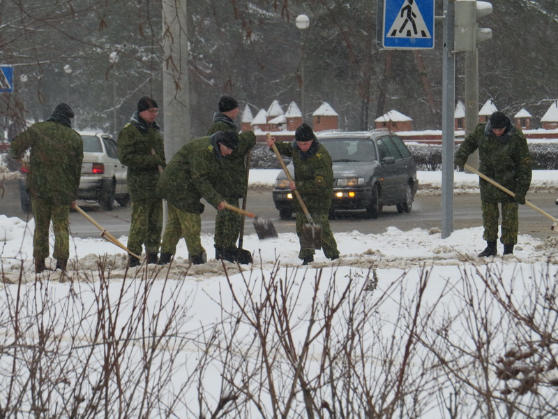 солдаты убирают снег в Солигорске