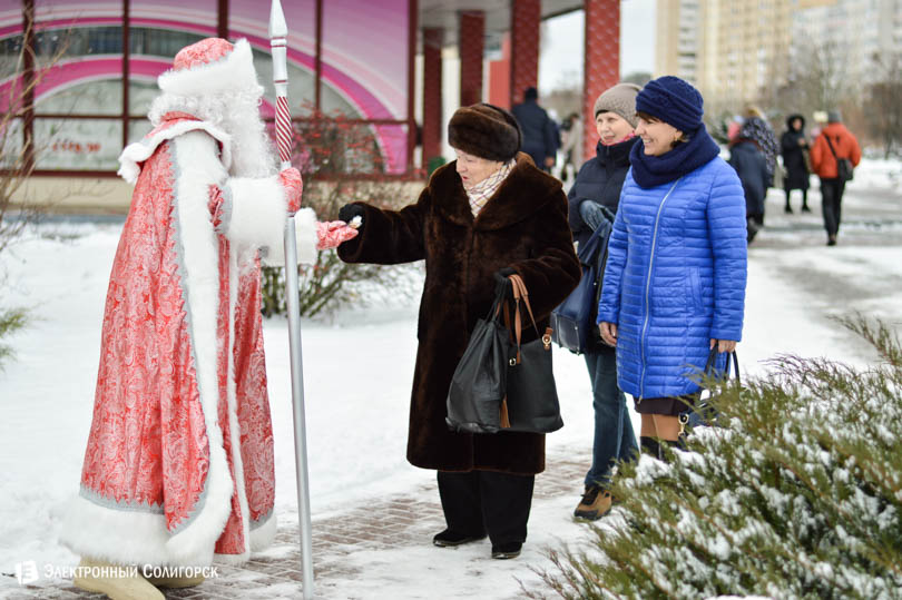 дед мороз идет по улице солигорск