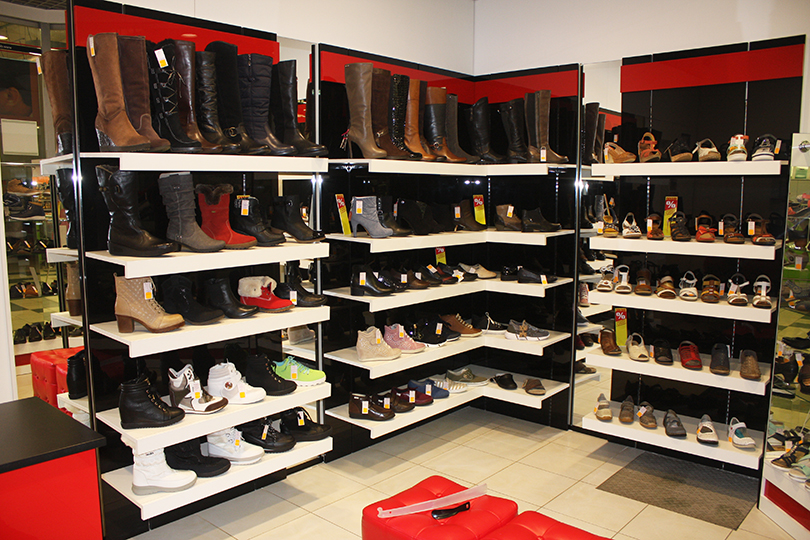 Как правильно выставить обувь в магазине