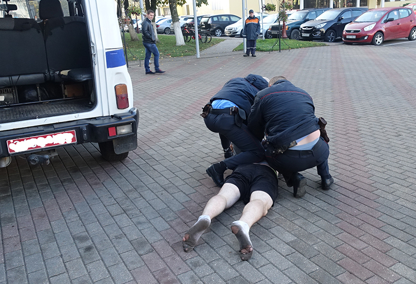 милиция задерживает хулигана Солигорск