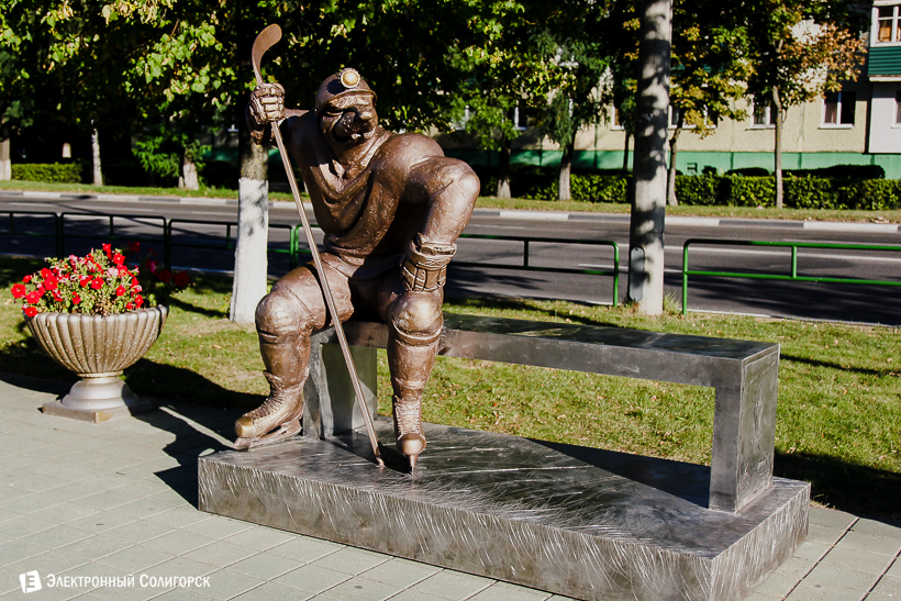 крот хоккеист скульптура Солигорск