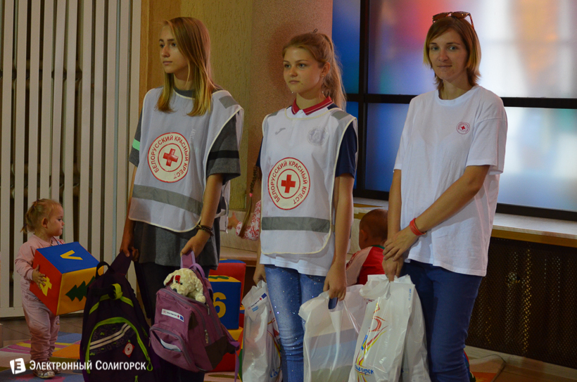 Волонтеры Красного Креста во время благотворительного праздника, в рамках акции "Соберем портфель вместе"