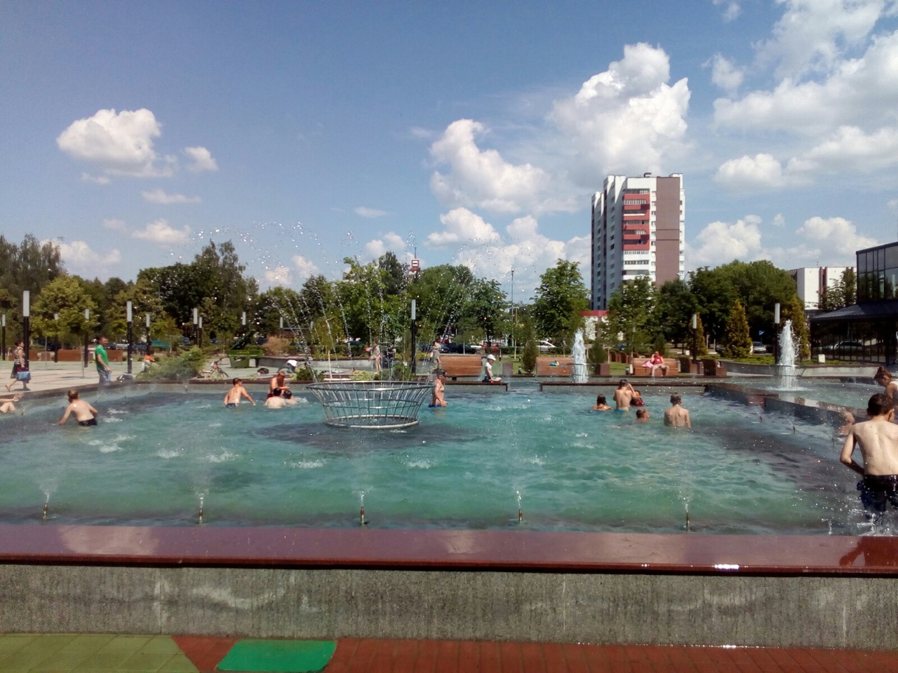 фонтан солигорск дети купаются