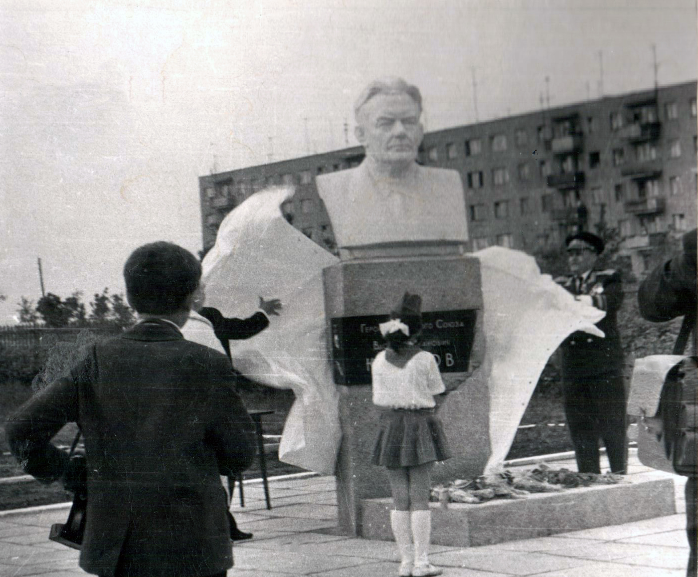 Школа №5 г. Солигорска - открытие памятника Козлову