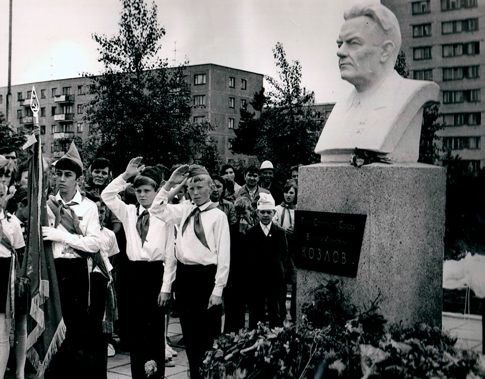 Школа №5 г. Солигорска - открытие памятника Козлову