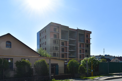 Строительство дома с квартирами повышенной комфортности в Солигорске продолжается. Посмотрите, как он выглядит сейчас