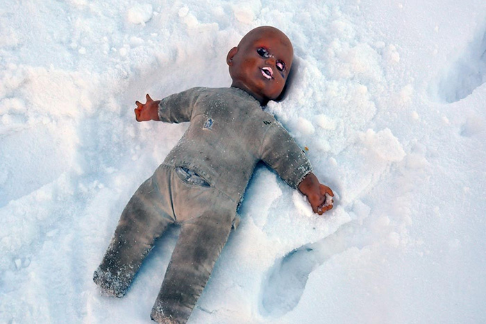Двухлетняя малышка замерзала на улице. Солигорчане мимо не прошли