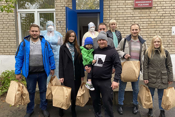 Болеющим детям Донбасса работники стройтреста № 3 и активисты Солигорска собрали пакеты радости и улыбок
