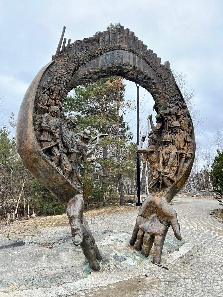 памятник шахтеру