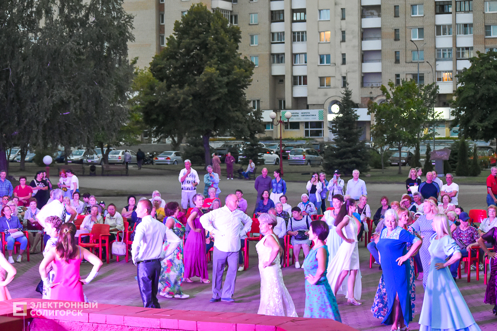 Музыкальные вечера на площади искусств в Солигорске