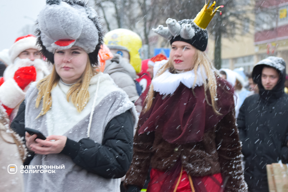 Парад Дедов Морозов и Снегурочек в Солигорске