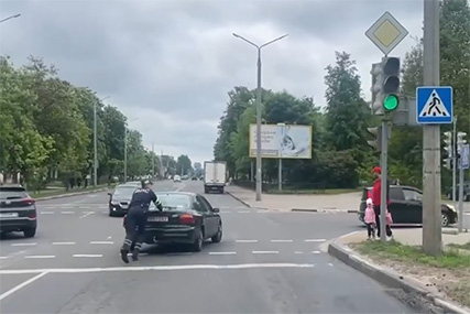 Заглох на перекрестке. В Солигорске сотрудники ГАИ помогли водителю