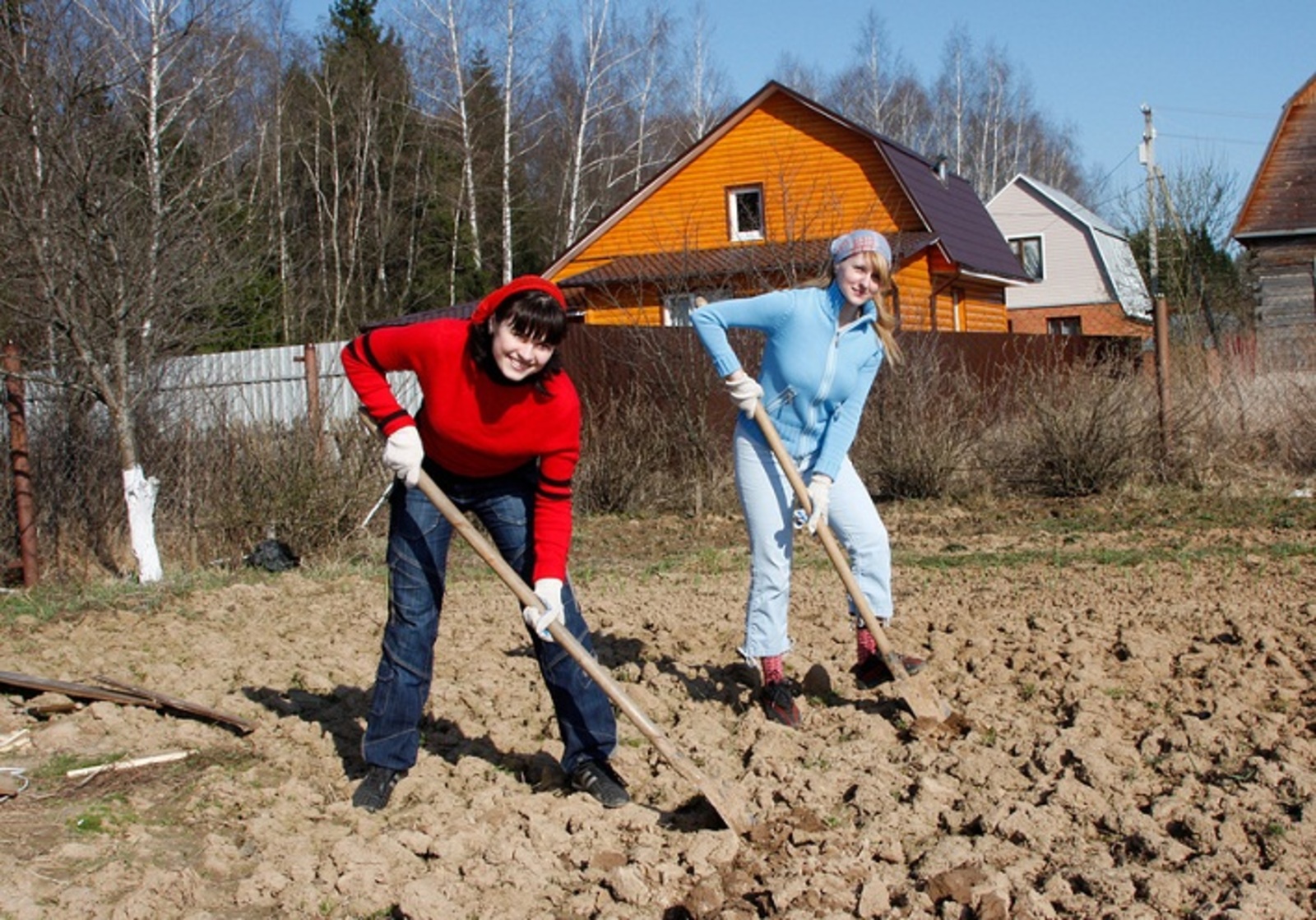 Работа людей весной. Копать огород. Люди копают огород. Копать грядки. Копать на даче.