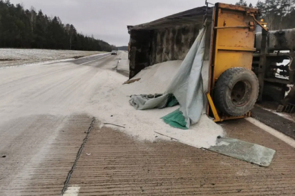 МАЗ, перевозивший соль из Солигорска в Фаниполь, опрокинулся на Слуцкой трассе