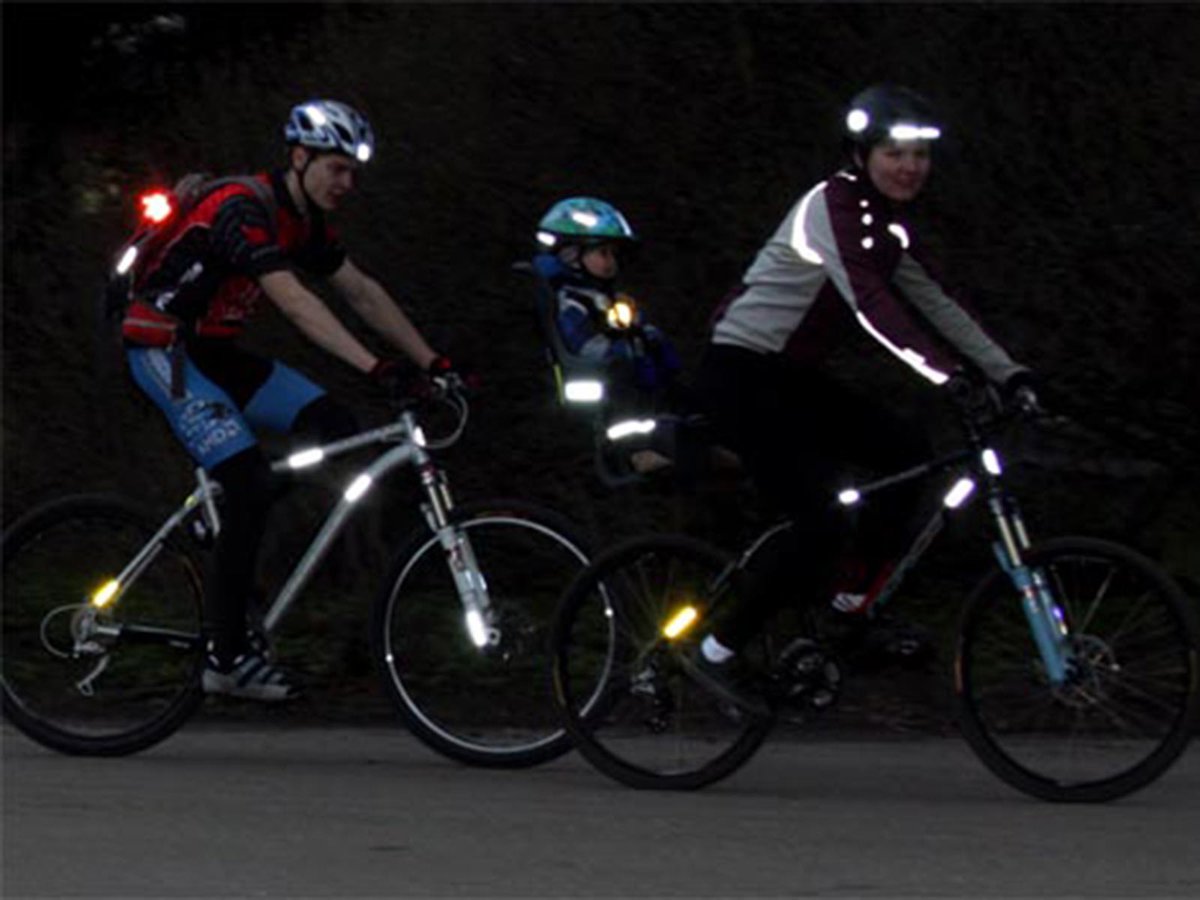 Велосипед со светом. Велосипед со светоотражателями. Светоотражатели для велосипедиста. Световозвращатели на велосипеде. Светоотражающие элементы на велосипед.