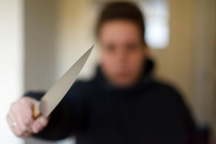 Вступились за женщину: в Солигорске нетрезвый мужчина бросался с ножом на школьников