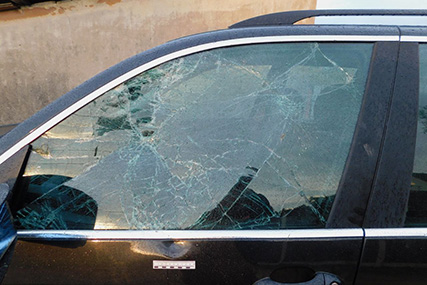Разбил камнем окно в машине и помял дверь. Возбуждено уголовное дело