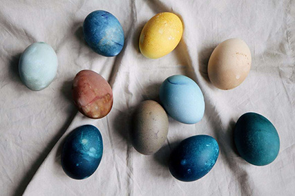 Луковая шелуха и "капронки" для окраски яиц прошлый век? Собрали интересные лайфхаки