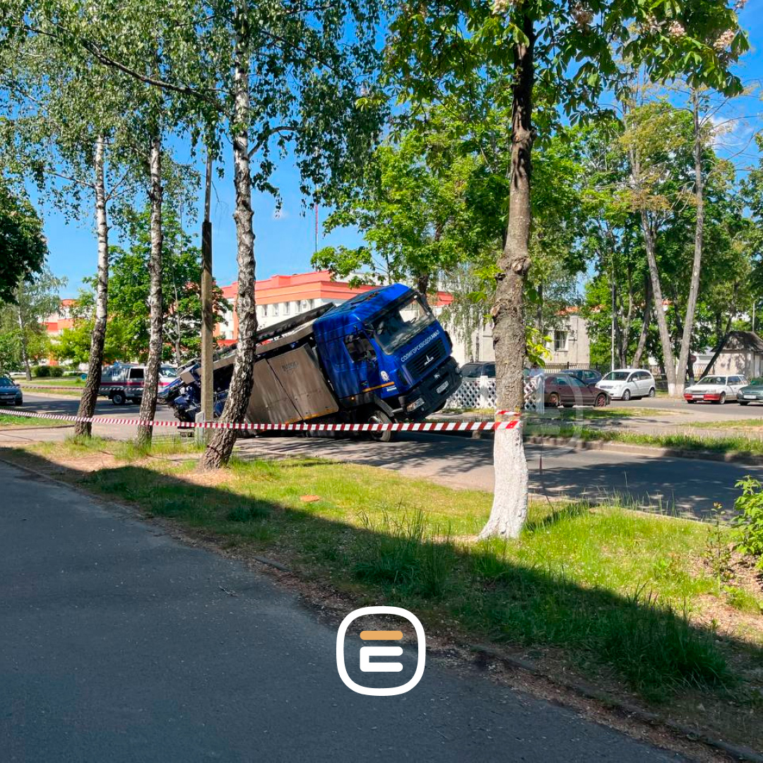 Обновлено. В Солигорске машина второй раз ушла под землю. Что с дорогой?