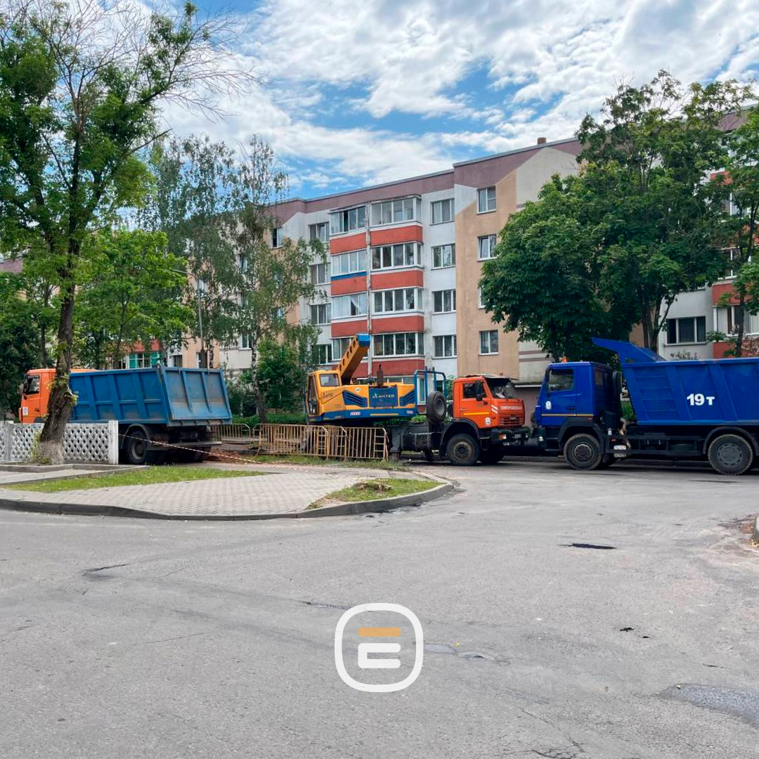 Обновлено. В Солигорске машина второй раз ушла под землю. Что с дорогой?