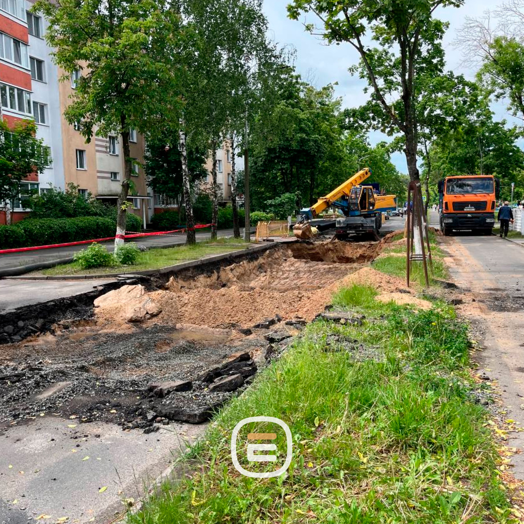 Обновлено. В Солигорске машина второй раз ушла под землю. Что с дорогой?