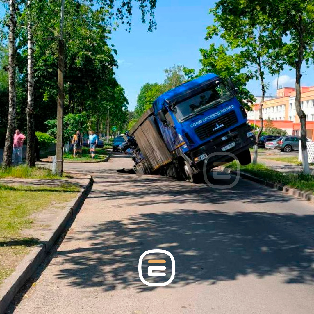 Обновлено. В Солигорске машина второй раз ушла под землю. Что с дорогой?