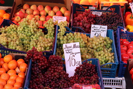 Белорусская клубника и экзотические фрукты: что продаётся на рынке "Октябрьский" в мае?