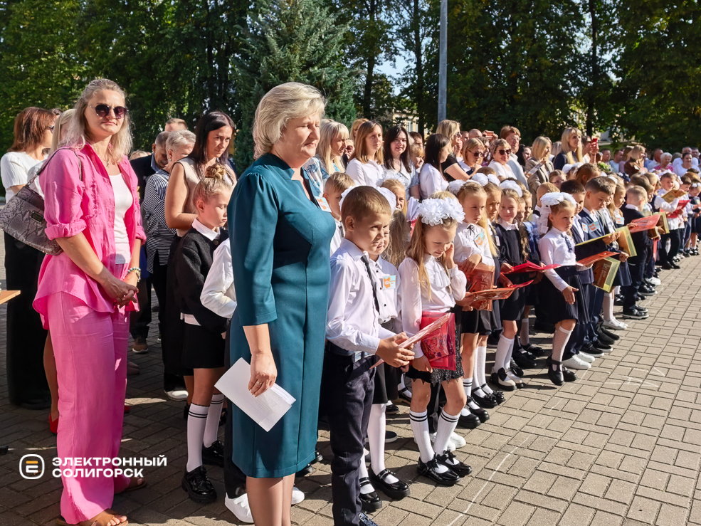 Торжественная линейка в сш 3 Солигорска