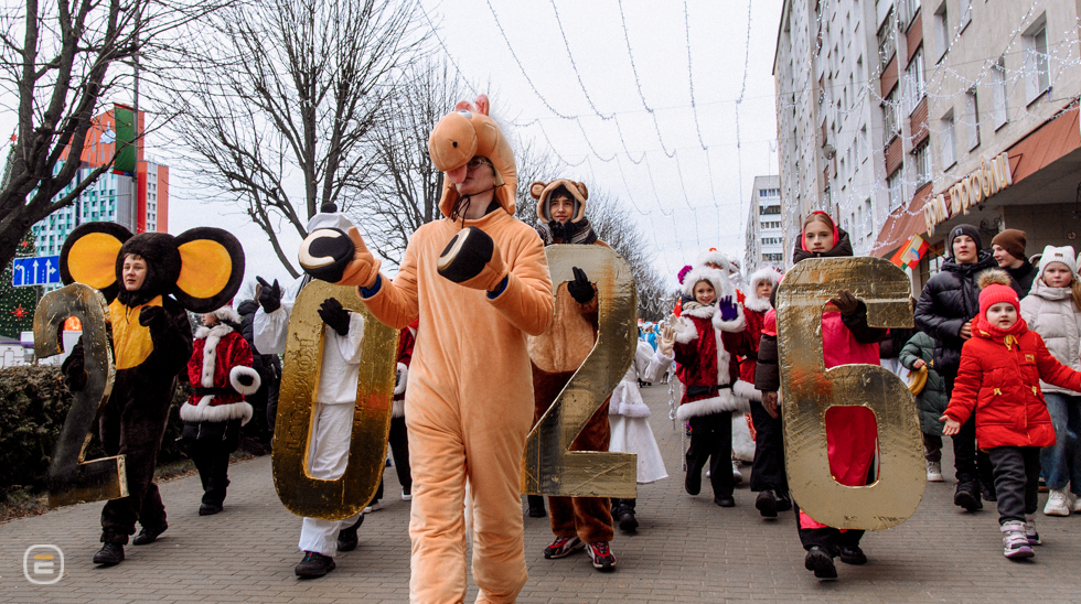 Парад Дедов Морозов в Солигорске