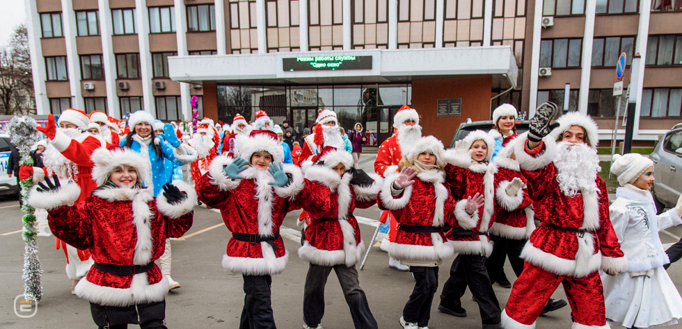 Парад Дедов Морозов в Солигорске