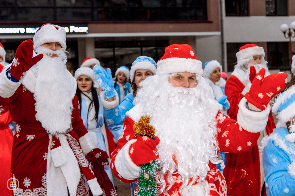 Парад Дедов Морозов в Солигорске