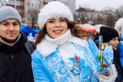 Парад Дедов Морозов и Снегурок прошел в Солигорске. Зажгли главную ёлку и устроили танцы на площади