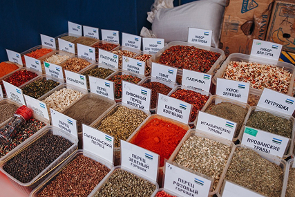 Саженцы роз, разнообразные чаи, постельное и не только: что купить на ярмарке "Мой дом"?