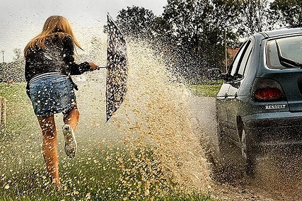 Облили из лужи: кто виноват и можно ли наказать водителя?