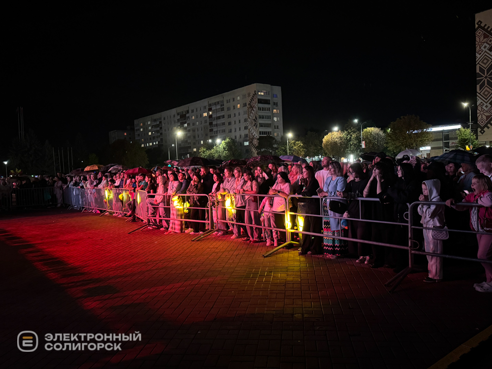 Вечерние гуляния на день города СОлигорска