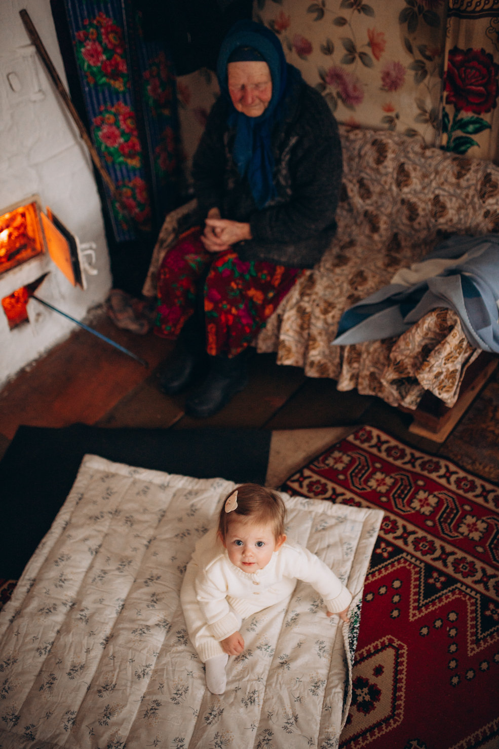 Фотосессия маленькой солигорчанки Сафины с прабабушкой Ниной Ильиничной