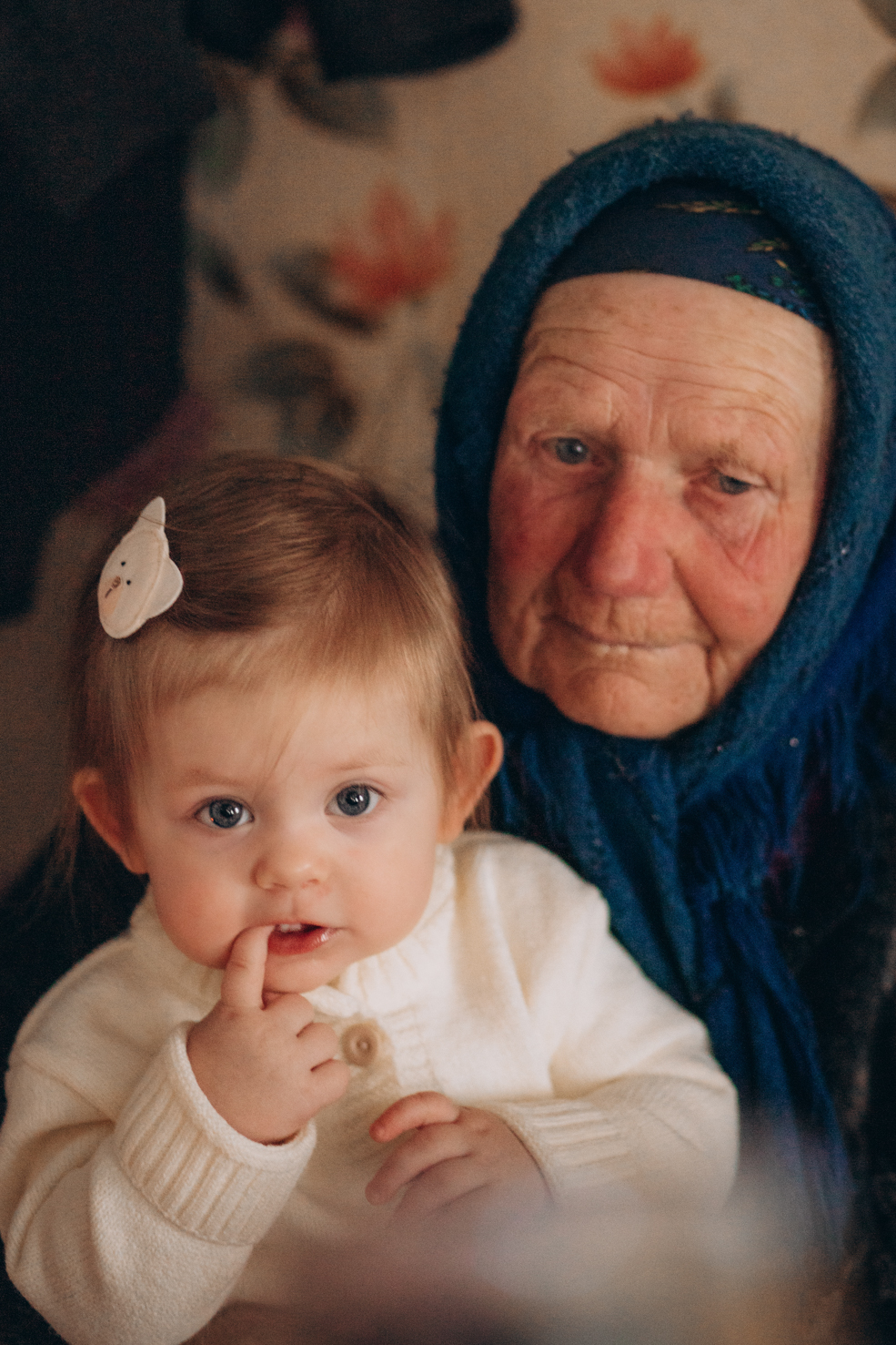 Фотосессия маленькой солигорчанки Сафины с прабабушкой Ниной Ильиничной