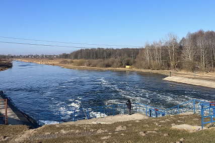 Лёд тает, уровень воды поднимается. Весенний разлив на водохранилище и сравнение с летом-2025